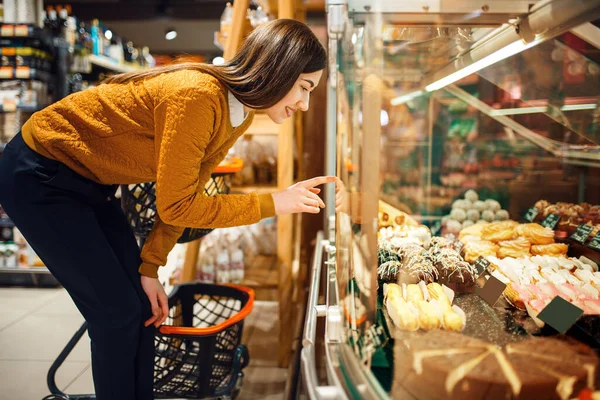 Jonge Vrouw Die Taarten Kiest Supermarkt Snoepafdeling Vrouwelijke Persoon Koopt — Stockfoto