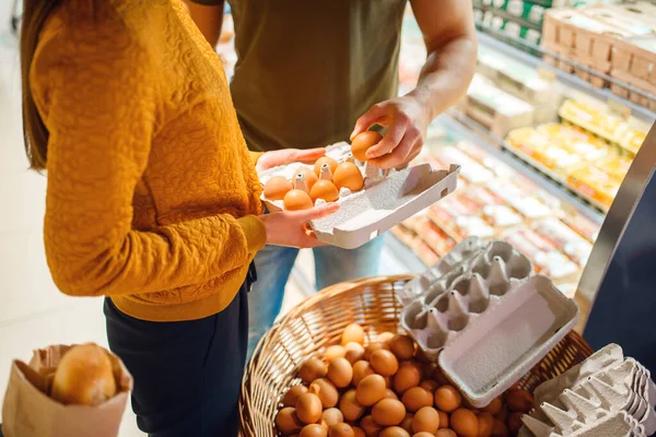 Семейная Пара Выбирает Яйца Продуктовом Магазине Мужчина Женщина Корзиной Покупают — стоковое фото