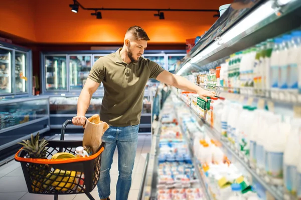 Homem Escolhendo Iogurte Supermercado Departamento Laticínios Homem Com Carrinho Comprando — Fotografia de Stock