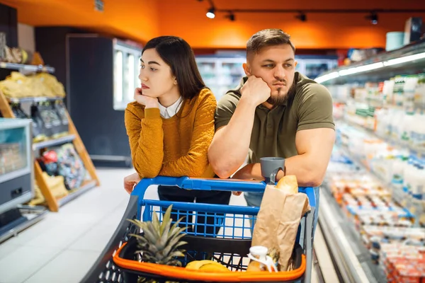 Pareja Familia Aburrida Tienda Comestibles Hombre Mujer Con Carro Comprando — Foto de Stock