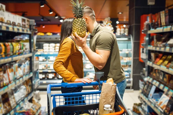 Miluju Rodinné Líbání Obchodě Potravinami Muž Žena Košíkem Nákup Nápojů — Stock fotografie