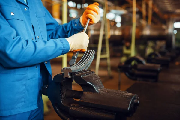 Ingeniero Uniforme Casco Trabaja Con Detalle Turbina Fábrica Impulsor Con — Foto de Stock