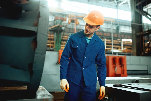 Egyenruhás Munkás Bukósisak Fémmegmunkáló Gyárban Ipari Termelés Fémmegmunkálás Gépgyártás — Stock Fotó