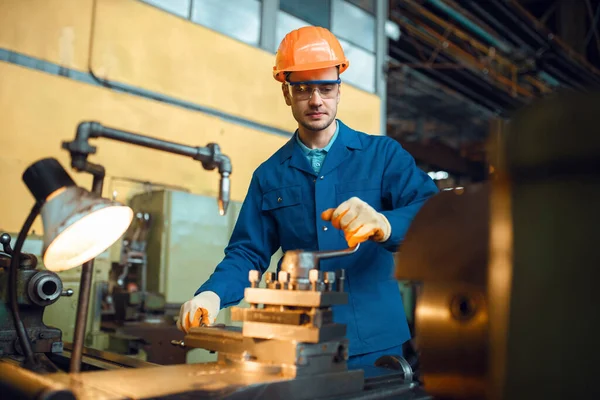 Trabalhador Uniforme Capacete Funciona Torno Fábrica Produção Industrial Engenharia Metalúrgica — Fotografia de Stock