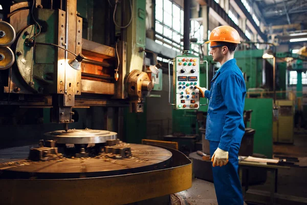 Turner Egyenruhában Sisakban Dolgozik Nagy Esztergapadlón Gyárban Ipari Termelés Fémmegmunkálás — Stock Fotó