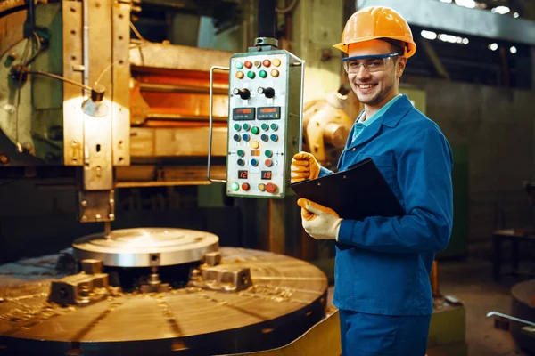 Turner Egyenruhában Sisakban Automatizált Esztergapadlónál Gyárban Ipari Termelés Fémmegmunkálás Gépgyártás — Stock Fotó