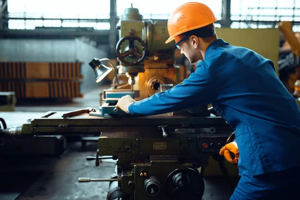 Egyenruhás Munkás Sisak Esztergapadlón Üzemben Dolgozik Ipari Termelés Fémmegmunkálás Gépgyártás — Stock Fotó