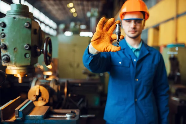 Mãos Trabalhador Masculino Detém Detalhe Torno Fundo Planta Produção Industrial — Fotografia de Stock