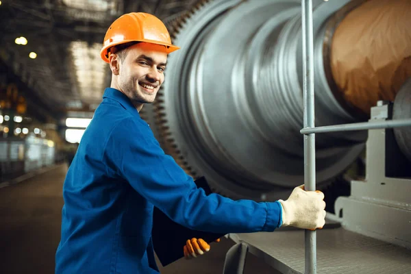 Férfi Mérnök Gyárban Nagy Turbina Háttérben Üzem Ipari Termelés Fémmegmunkálás — Stock Fotó