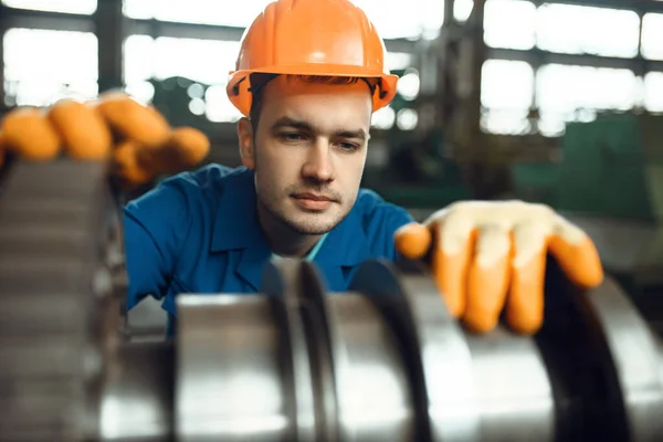 Férfi Mérnök Turbinával Dolgozik Gyárban Ipari Termelés Fémmegmunkálás Gépgyártás — Stock Fotó