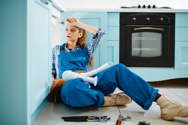 Cansada Fontanera Femenina Uniforme Instalando Tubería Drenaje Cocina Handywoman Con — Foto de Stock