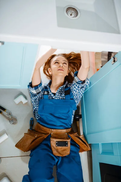 Female Plumber Uniform Lying Floor Kitchen Top View Handywoman Toolbag — Stock Photo, Image