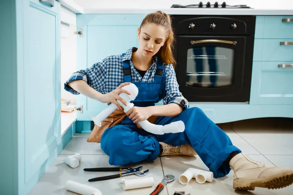 Ελκυστική Γυναίκα Υδραυλικός Ομοιόμορφο Πρόβλημα Στερέωσης Σωλήνα Αποχέτευσης Στην Κουζίνα — Φωτογραφία Αρχείου