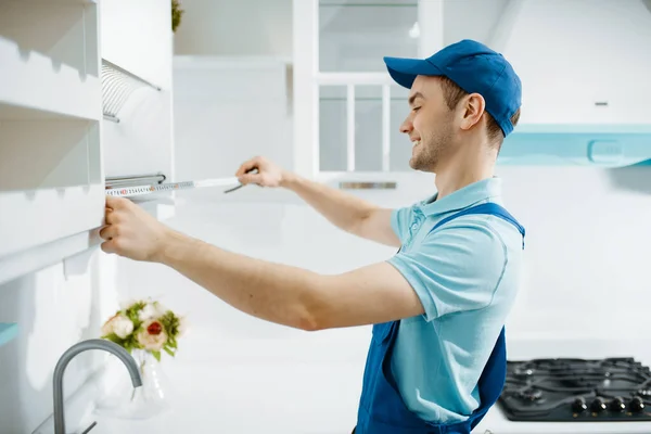Mannelijke Meubelmaker Uniforme Maatregelen Tafelblad Keuken Handyman Installeren Van Kleding — Stockfoto