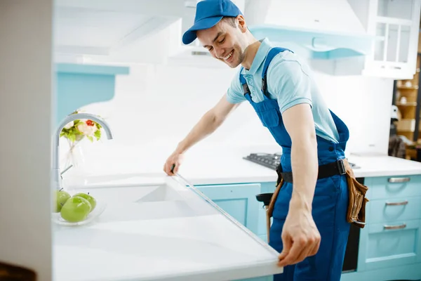 Mannelijke Meubelmaker Uniforme Maatregelen Tafelblad Keuken Handyman Installeren Van Kleding — Stockfoto