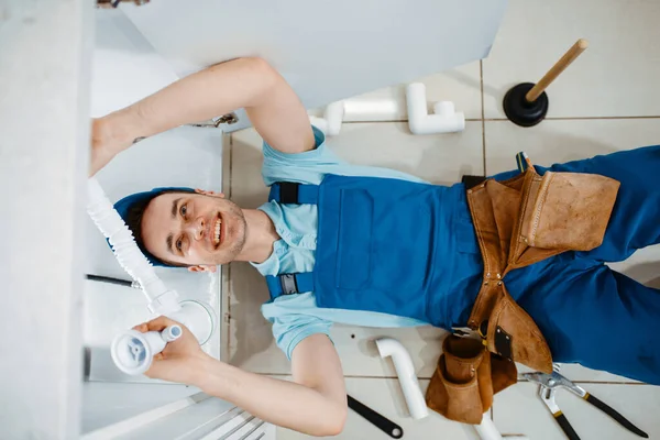 Installateur Uniform Installiert Abflussrohr Der Küche Draufsicht Handarbeiterin Mit Werkzeugtasche — Stockfoto