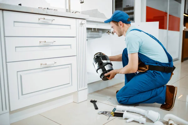 Mannelijke Loodgieter Uniform Installeren Disposer Keuken Handige Vrouw Met Gereedschapstas — Stockfoto