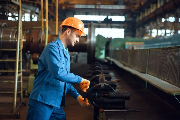 男性労働者は 背景にベーンを持つタービンインペラ上のビューで詳細を絞る 工業生産 金属加工技術 パワーマシン製造 — ストック写真