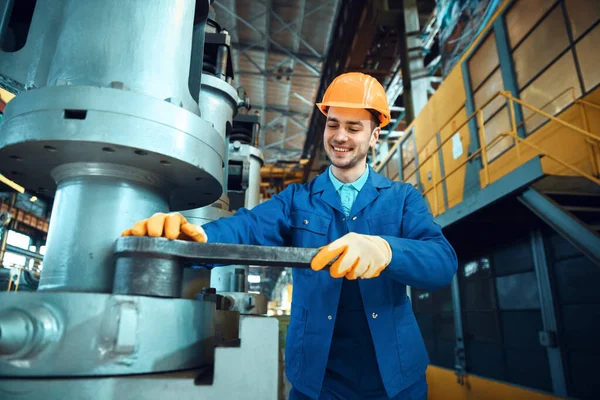 Egyenruhás Férfi Technikus Sisak Gyárban Dolgozik Ipari Termelés Fémmegmunkálás Gépgyártás — Stock Fotó