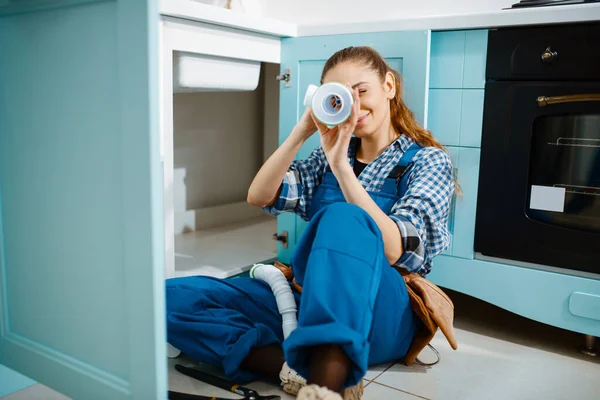 Idraulico Donna Uniforme Sdraiata Terra Cucina Vista Dall Alto Handywoman — Foto Stock