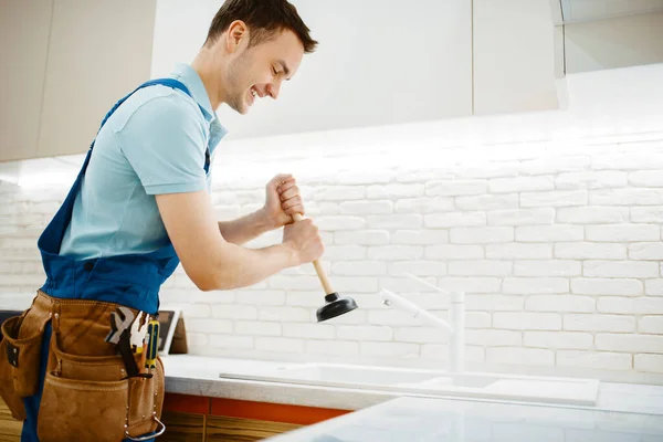Mannelijke Loodgieter Uniform Houdt Zuiger Vast Probleem Met Verstopping Keuken — Stockfoto