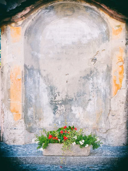 Vase Flowers Weathered Old Italian Chapel — Stock Photo, Image