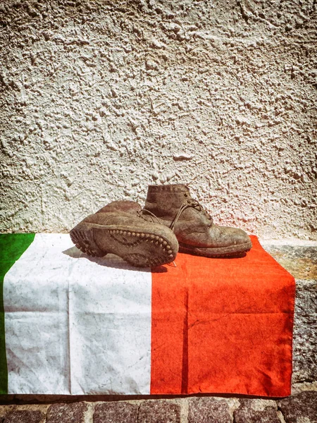Bandera Italia Con Botas Soldado Viejas —  Fotos de Stock