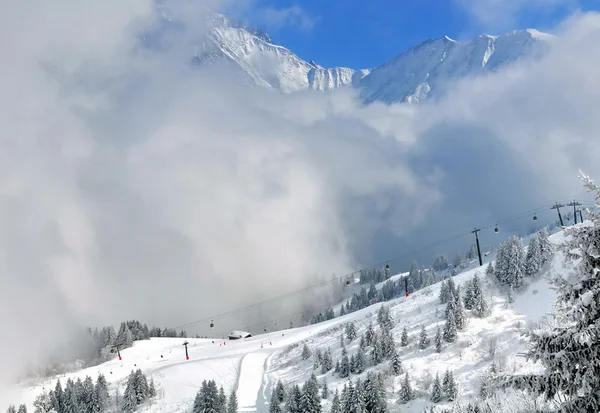 Skipisten unter Wolken — Stockfoto