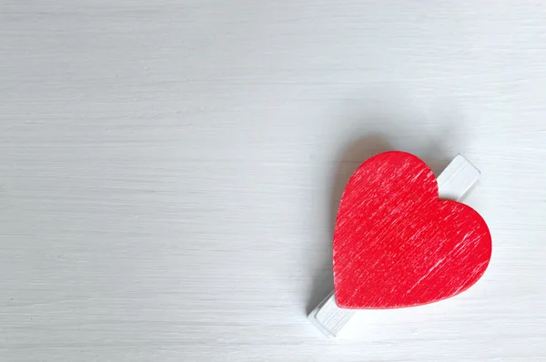 Rotes Herz auf weißem Brett — Stockfoto