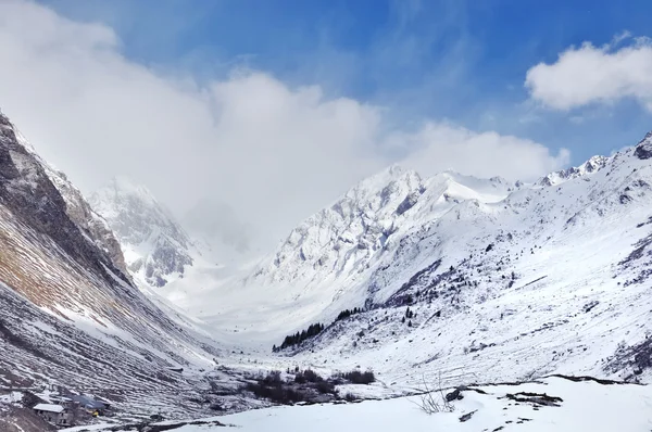 Hermosa montaña en invierno — Foto de Stock