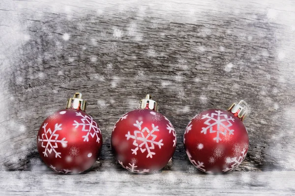 Weihnachtskugeln unter Schneefall — Stockfoto