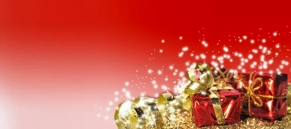 Presentes de Natal em papel brilhante — Fotografia de Stock
