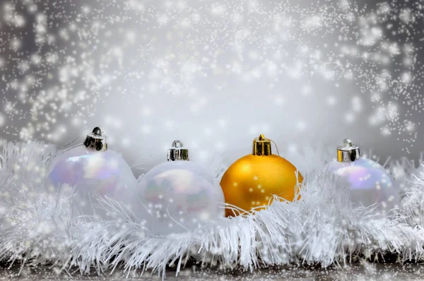 Oro palla di Natale e bianco — Foto Stock