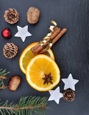 Noel dekorasyon kayrak üzerine