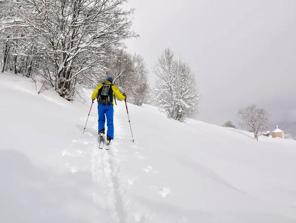 Excursão de esqui na montanha — Fotografia de Stock