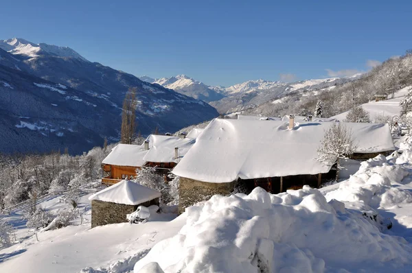 Köyde karlı çatılar — Stok fotoğraf