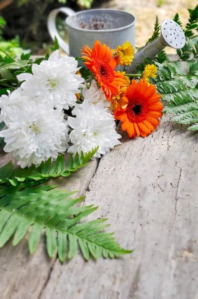 Blommor på trä planka — Stockfoto