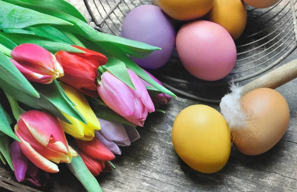 Velikonoční vajíčka a tulipány — Stock fotografie