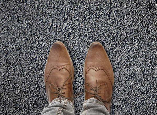 Schuhe auf Asphalt — Stockfoto