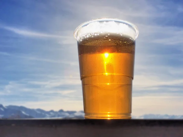 Birra dorata in terrazza — Foto Stock