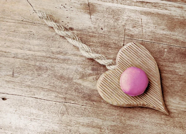 Macaron rose sur coeur en bois — Photo