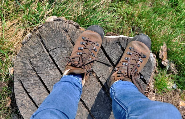 徒步旅行鞋上木 — 图库照片