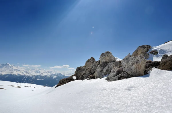 Скеля на снігу — стокове фото