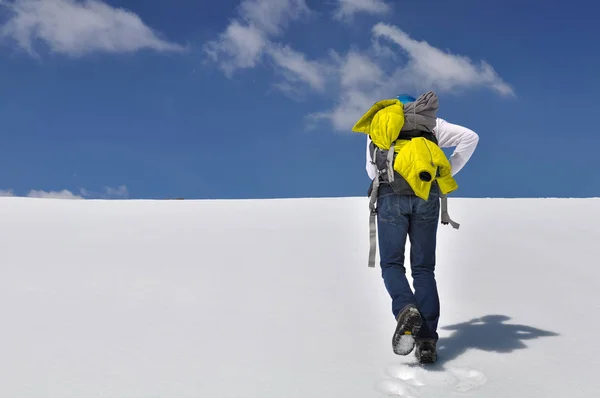 Wanderer im Schnee — Stockfoto