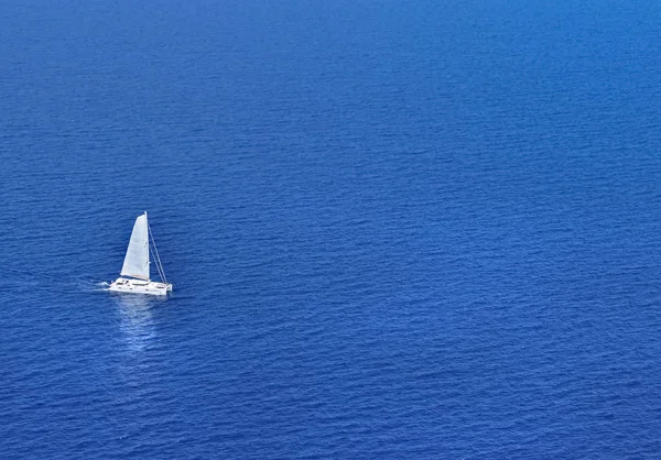 Sailboat in ocean — Stock Photo, Image