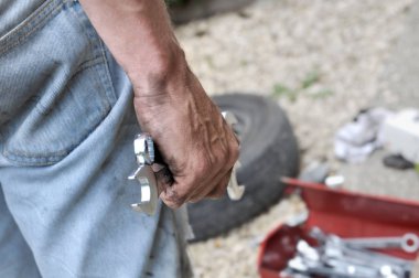 mekanik araçlar asılı adam 