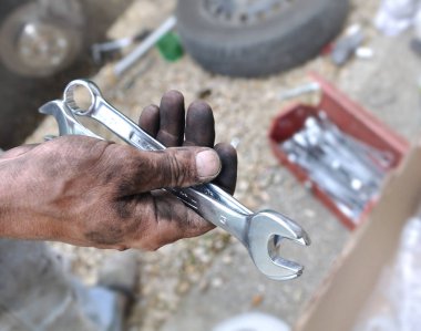 bir adamın kirli el 