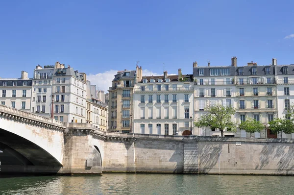 Paris Seine binalarda — Stok fotoğraf