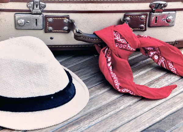 Sálat szalma kalap és bőrönde — Stock Fotó