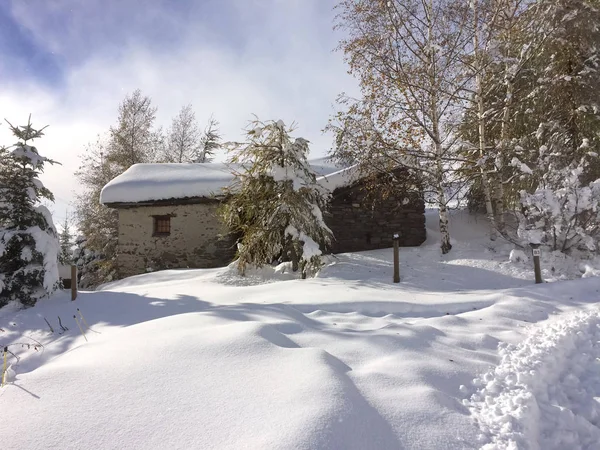 Ferienhaus im Schnee — Stockfoto